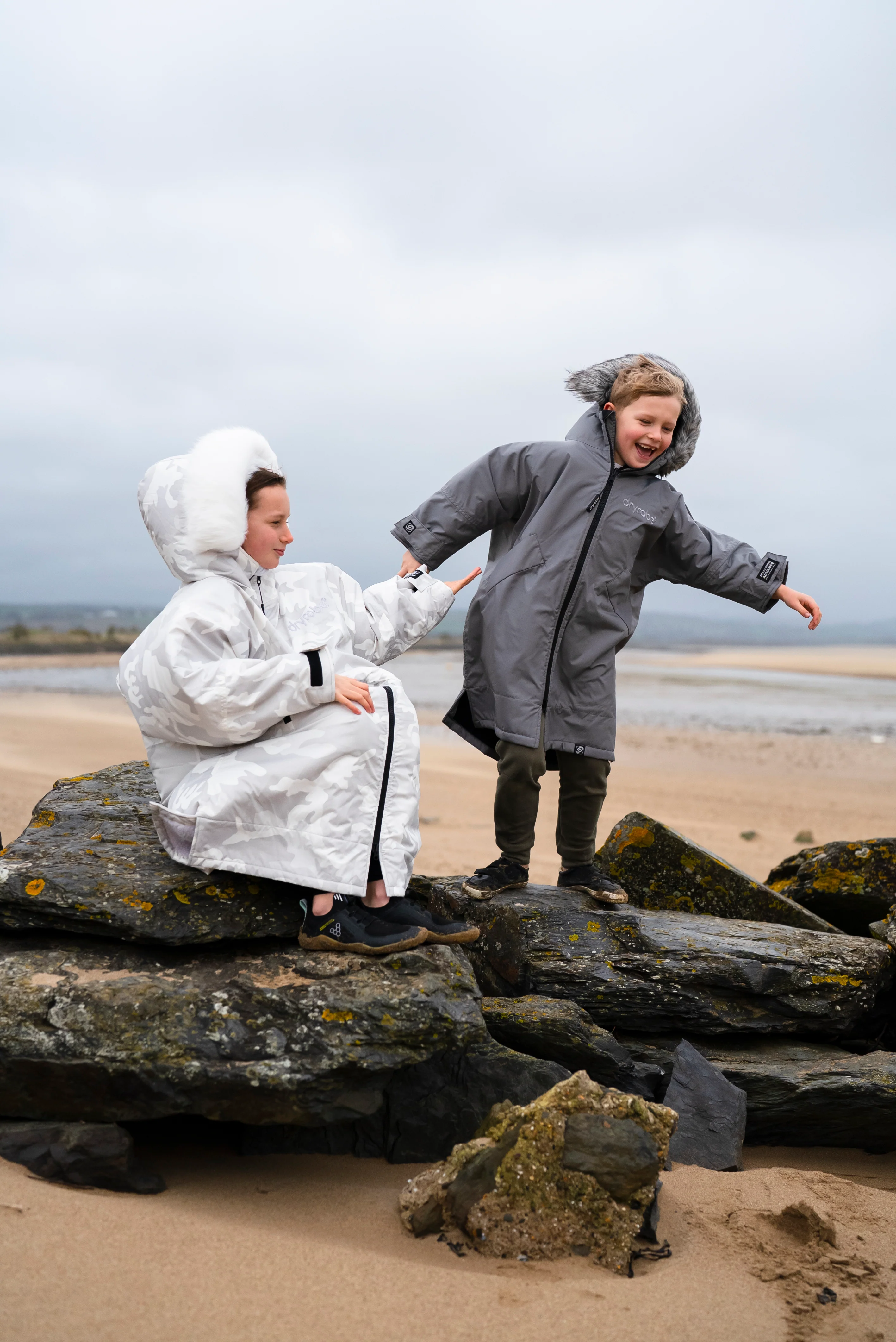 Alpine White Camo Kids Advance Changing Robe - Image 7
